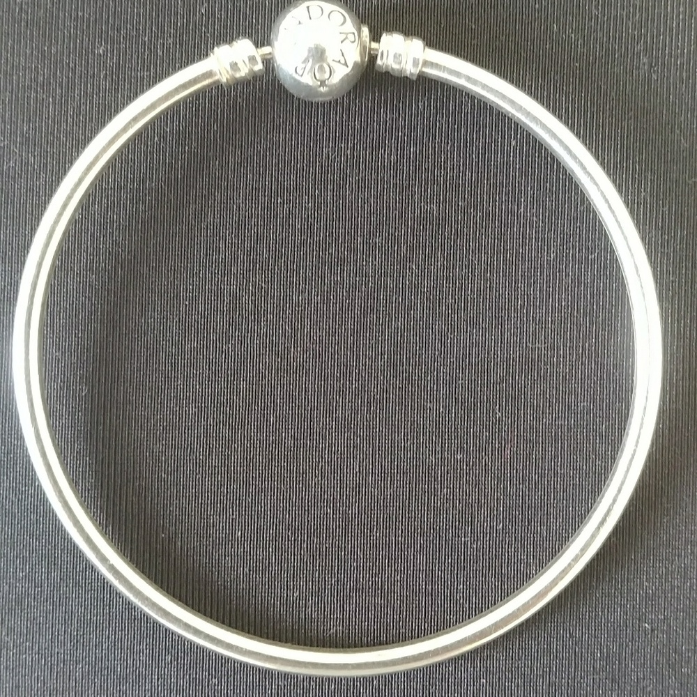 ***SOLD*** Authentic Pandora bangle 8 inches